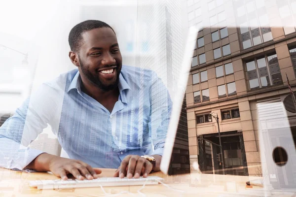 Afrikanischer Amerikaner arbeitet mit Computer — Stockfoto