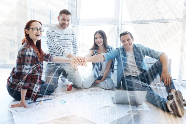 Colegas agradables manteniendo las manos juntas — Foto de Stock