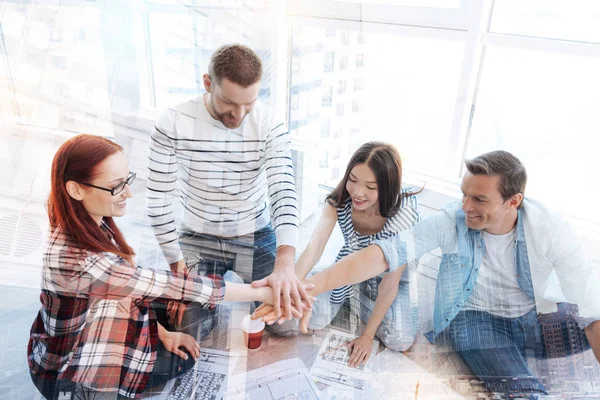 Equipo exitoso manteniendo las manos juntas — Foto de Stock