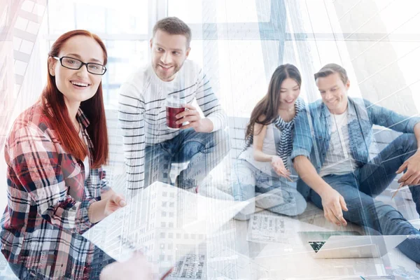 Colegas emocionados ocupados con el trabajo — Foto de Stock