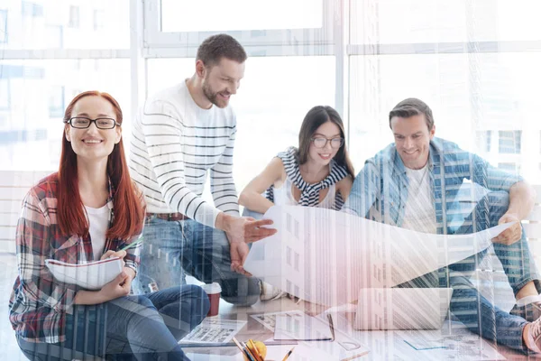 Compañeros de trabajo de corazón ligero dibujando bocetos — Foto de Stock