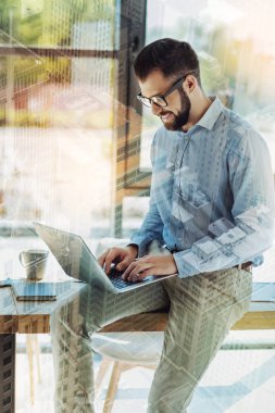 Hoş dostu sakallı adam