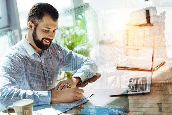 Angenehmer bärtiger Mann arbeitet — Stockfoto