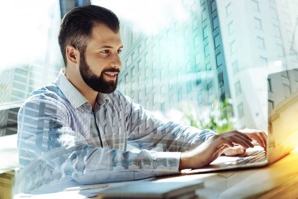  neşeli yakışıklı bir adam