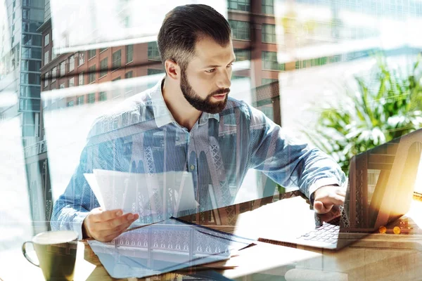 Hombre barbudo adulto ocupado — Foto de Stock