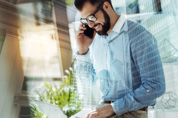 Bespectacled homem bonito feliz — Fotografia de Stock