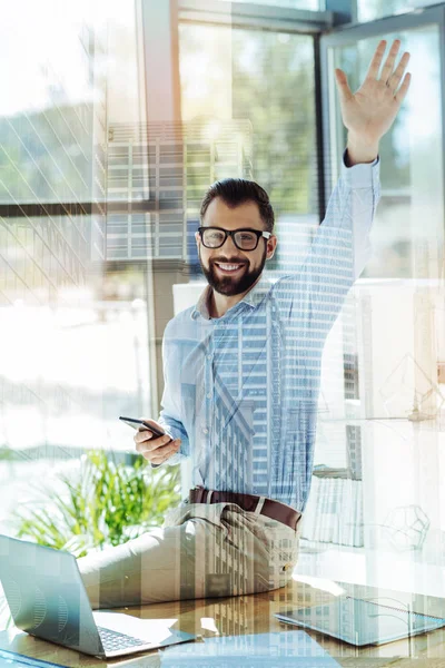 Junger zufriedener freundlicher Mann — Stockfoto