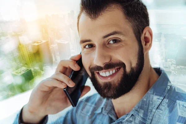 Beardful radostný člověk telefon — Stock fotografie