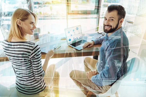 Colegas elegantes que trabajan en la oficina — Foto de Stock