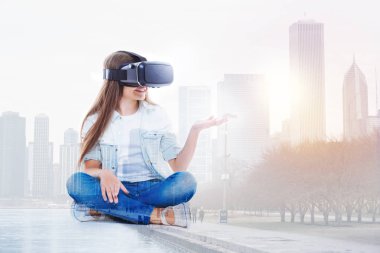  Kız giyiyor Vr kulaklık