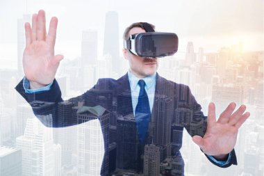  genç adam giyen Vr kulaklık 