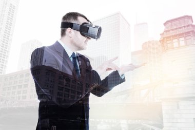 Bir Vr kulaklık giyen adam 