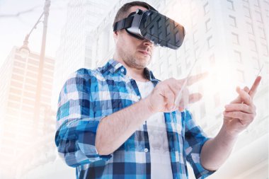 bir Vr kulaklık giyen tişörtlü adam