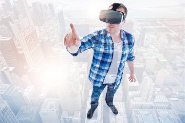  genç adam VR oyun oynuyor