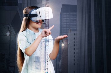 bir Vr kulaklık giyen kız 