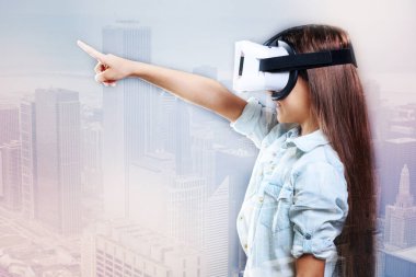 Vr oyun oynayan kız,