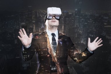 Vr kulaklık kullanarak iş elbiseli adam