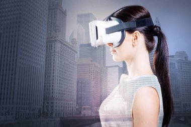 esmer kadın VR kulaklık kullanarak