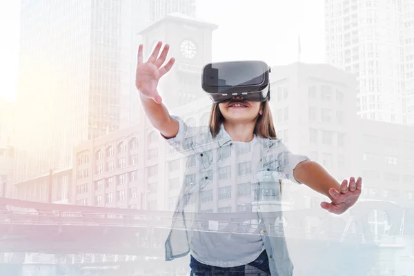 Niña pequeña con un casco VR —  Fotos de Stock