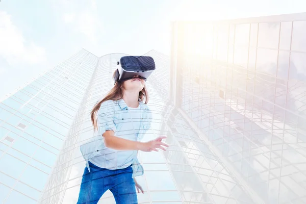 Chica con un casco VR , —  Fotos de Stock