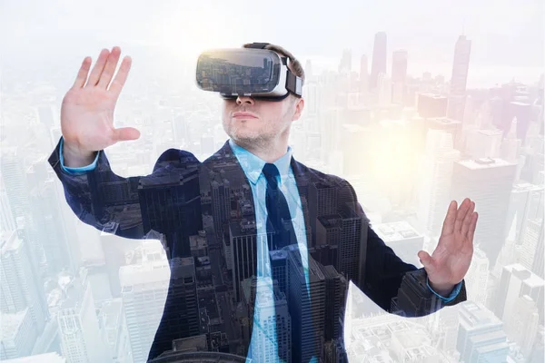Homem de terno jogar jogos de realidade virtual — Fotografia de Stock