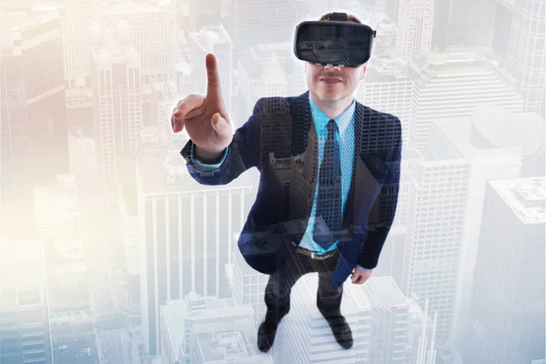 Homem de negócios jogando jogos de realidade virtual — Fotografia de Stock