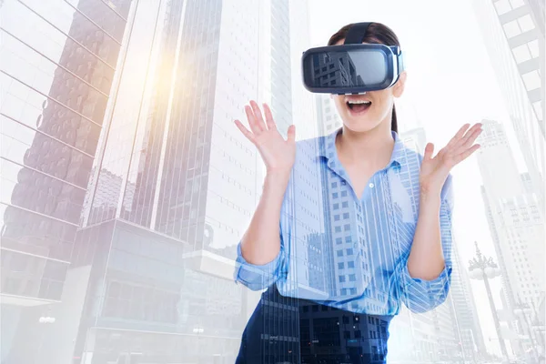 Mujer jugando con sus auriculares VR —  Fotos de Stock