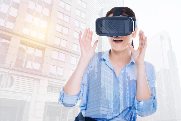 Mujer jugando realidad virtual juego —  Fotos de Stock