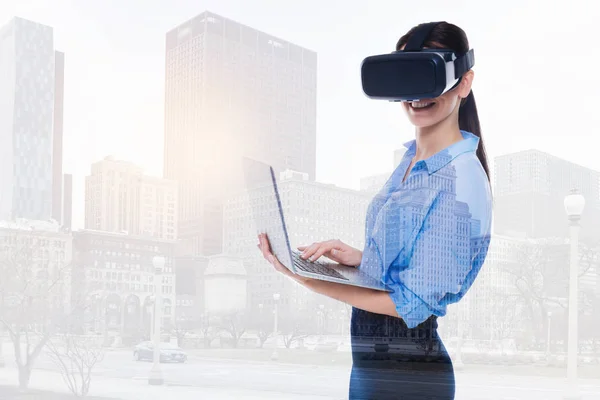 Mujer joven con un casco VR —  Fotos de Stock