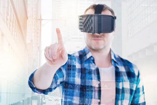 Hombre con camisa usando un auricular VR —  Fotos de Stock