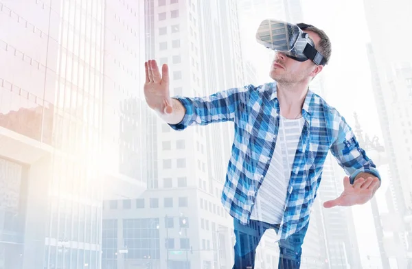 Hombre jugando una realidad virtual juego —  Fotos de Stock