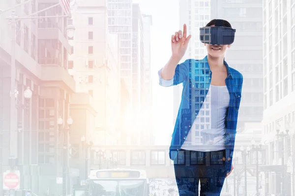 Kvinna som spelar ett Virtual Reality-spel — Stockfoto