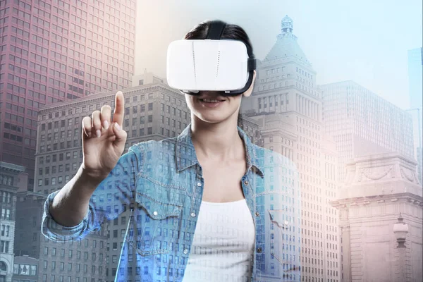 Kvinna som bär en virtuell verklighet headset — Stockfoto