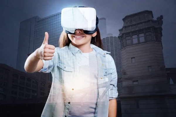 Flicka som leker en virtuell verklighet spel — Stockfoto