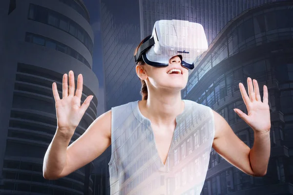 Mulher jogando um jogo de realidade virtual — Fotografia de Stock