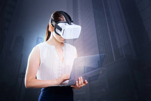 Empresária vestindo um fone de ouvido VR — Fotografia de Stock