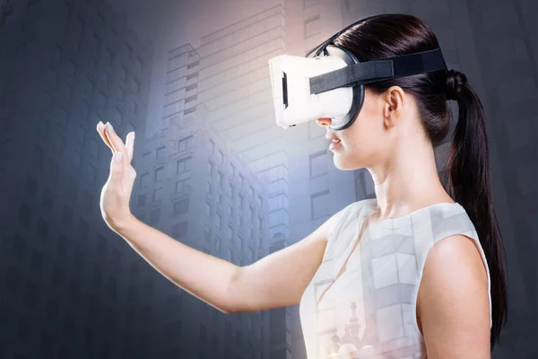Mulher jogando um jogo de realidade virtual , — Fotografia de Stock