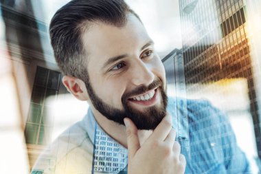 Sakal ve gülümseyerek elini tutarak genç bakış açısı adam.