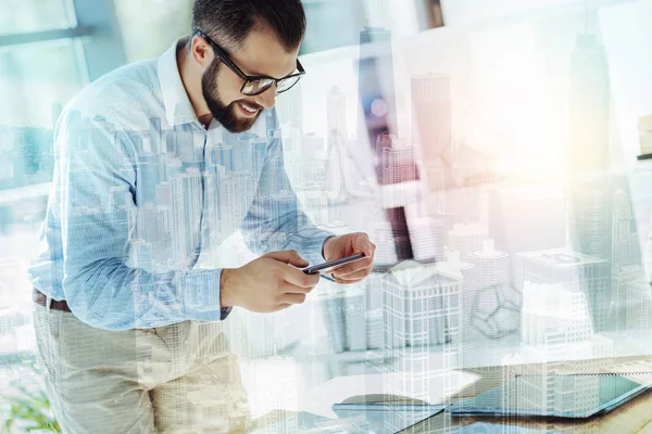 Gioioso uomo intelligente mantenere lo smartphone e fare foto . — Foto Stock