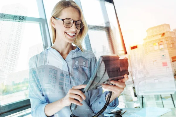 Beautiful stylish woman standing and trying to dial. — Stock Photo, Image