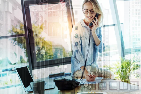 Pretty nice woman sitting and talking on the telephone. — Stock Photo, Image