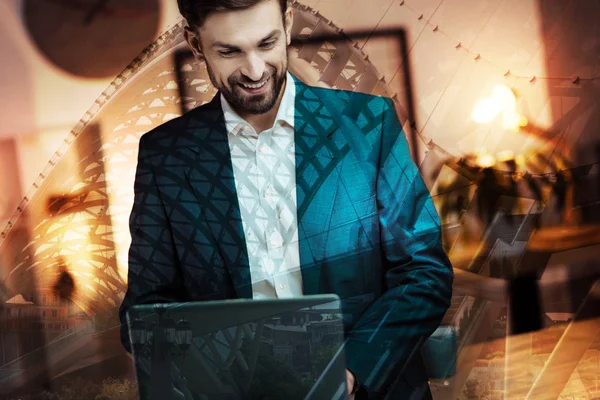 Hombre de negocios en un traje usando un ordenador portátil —  Fotos de Stock