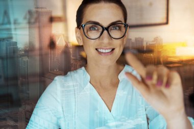 Neşeli kadın etkileşimli bir ekran dokunarak