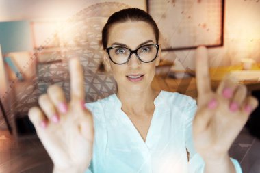 Etkileşimli ekran iki parmağınızla dokunmak hoş genç kadın