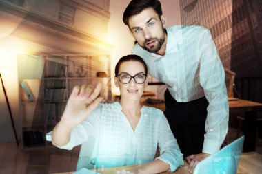 Yakışıklı adam onun meslektaşım dokunmatik interaktif ekran izlemek