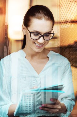 genç kadın gözlük tablet kullanma