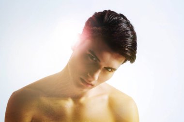  ciddi yakışıklı genç