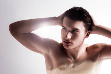 Ciddi çekici genç adam