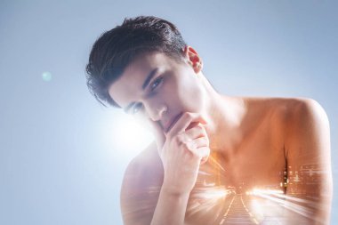 Hoş dalgın adam çenesini tutarak