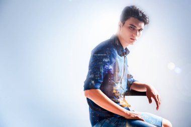 Şehirde yaşayan güzel genç adam